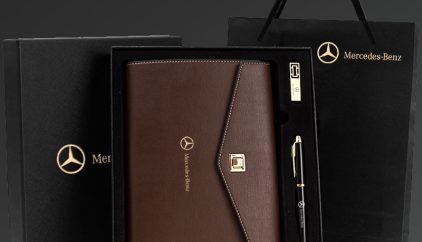 三折页款笔记本A tri-fold notebook. (3)