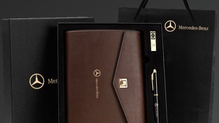 三折页款笔记本A tri-fold notebook. (3)